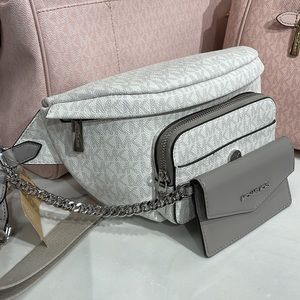 MICHAEL KORS
Maisie Large Logo 2-in-1 Sling Pack
Optic White/Silver 
NWT